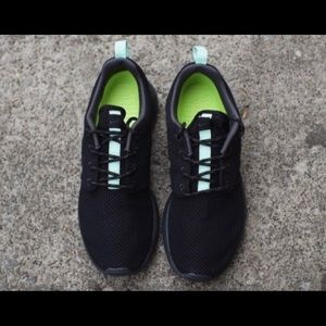Nike WMNS Roshe Runs, Black/Arctic Green